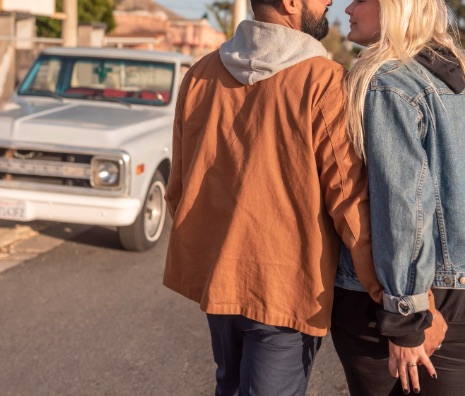 Coppia con automobile lifestyle